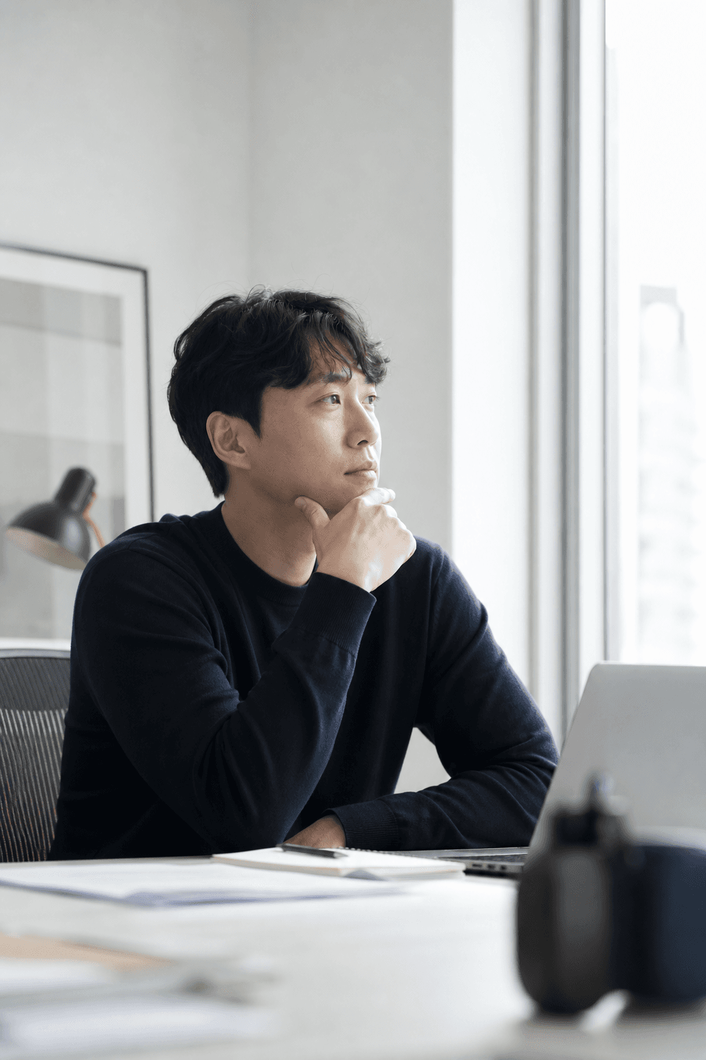 정면을 바라보는 동료의 인물 컷 (데모 이미지)